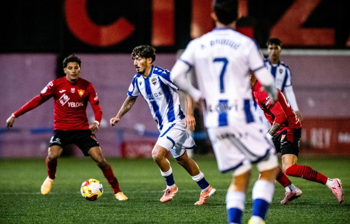 Vencedor, en acción ante el Cieza.