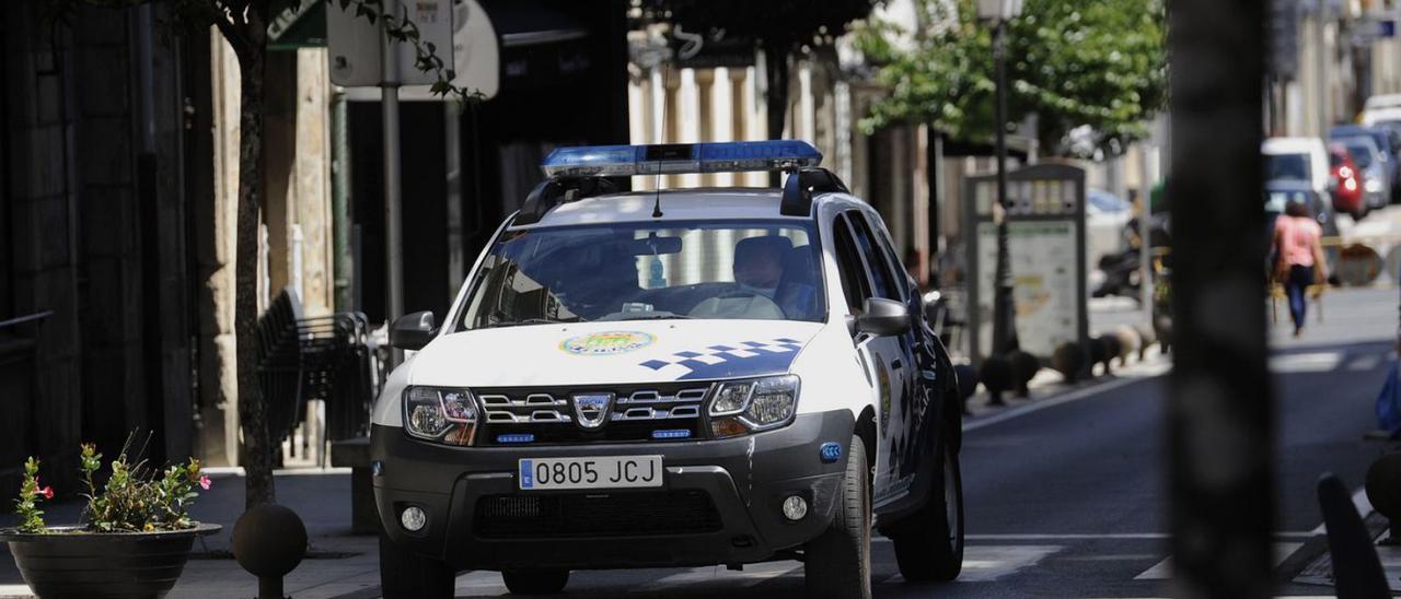 Un vehículo policial patrulla las calles del casco urbano estradense.   | // BERNABÉ / JAVIER LALÍN