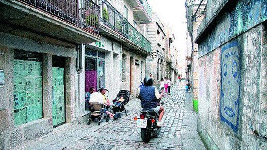 Una vista de la calle Sol, ubicada en el casco histórico, y que arranca en el Eirado do Señal. / Eugenio Rouco