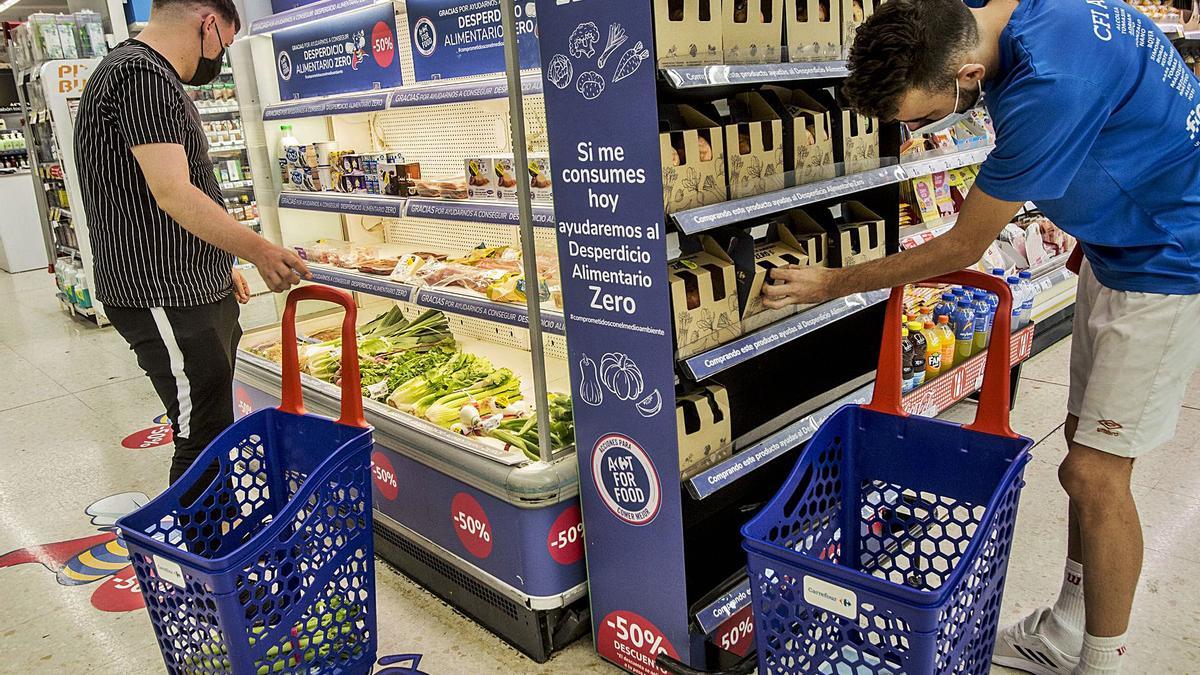Productos rebajados en Carrefour para evitar el desperdicio alimentario. | PILAR CORTÉS