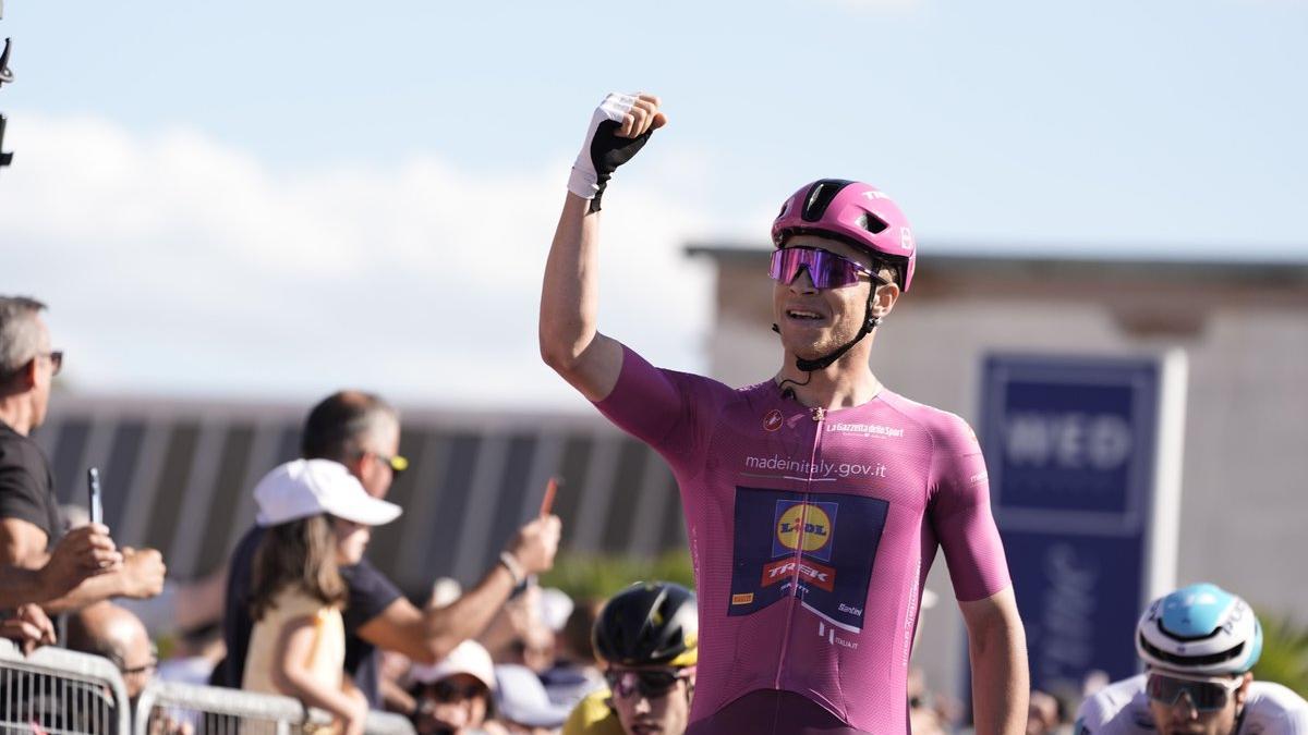 Jonathan Milan celebra la tercera victoria en el Giro.