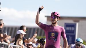 Jonathan Milan celebra la tercera victoria en el Giro.