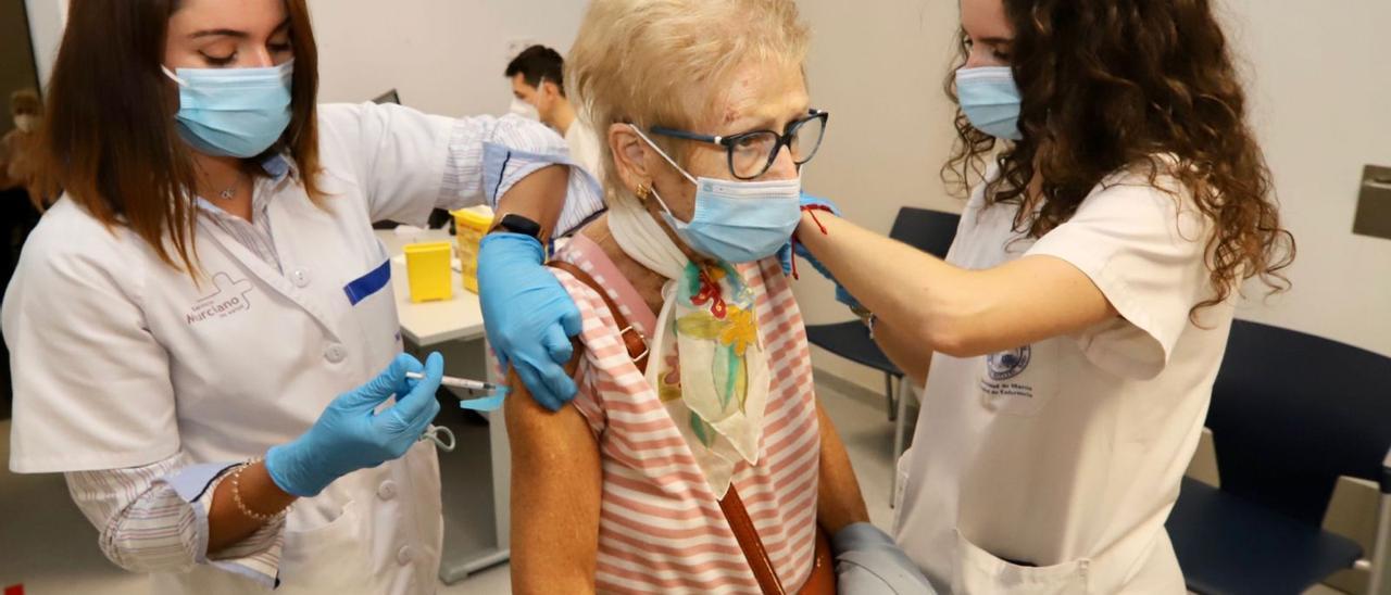 Vacunación contra la gripe
a mayores en el centro de 
salud de Floridablanca
(Murcia).  JUAN CARLOS CAVAL