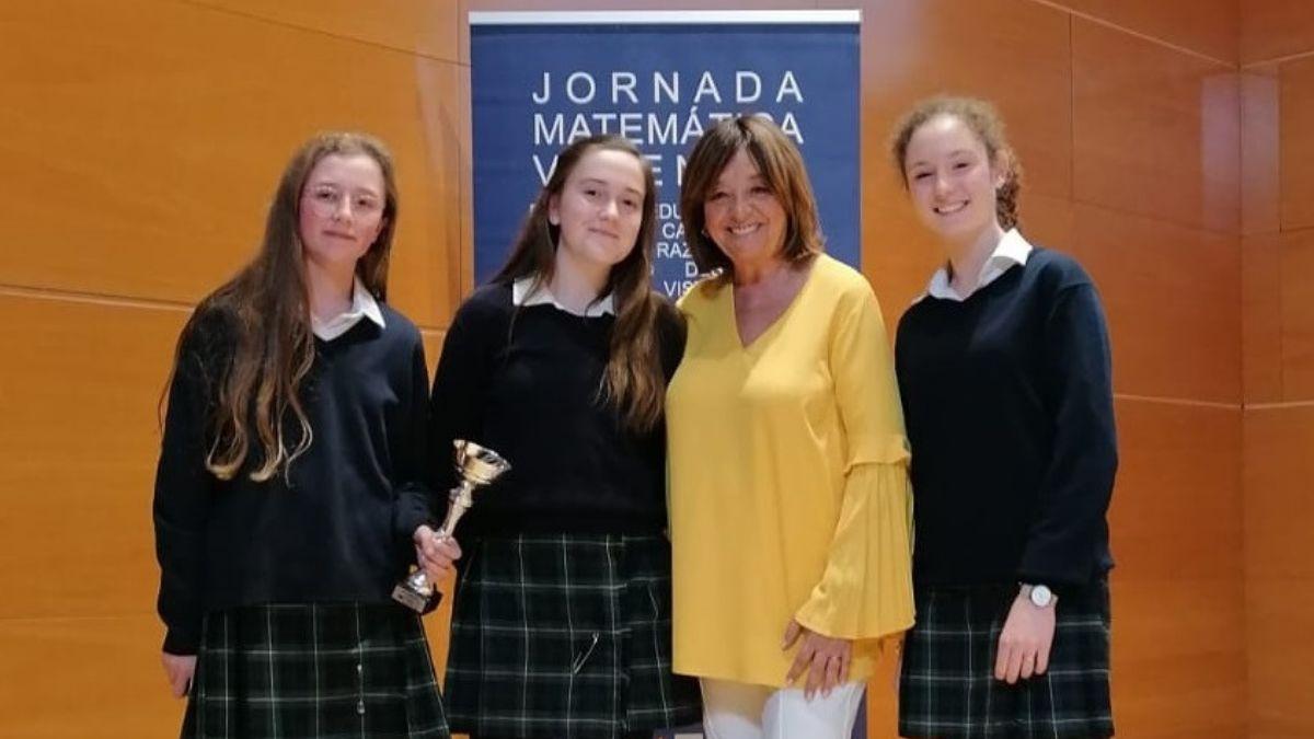 Mª José Montesinos, coordinadora de la Jornada Matemática Valencia junto con las alumnas de Guadalaviar premiadas en el acto.