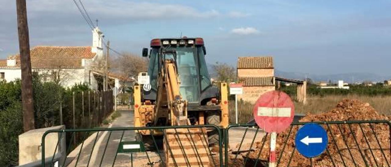 Un reventón en una tubería deja sin riego mil hanegadas de naranjos en Fadrell