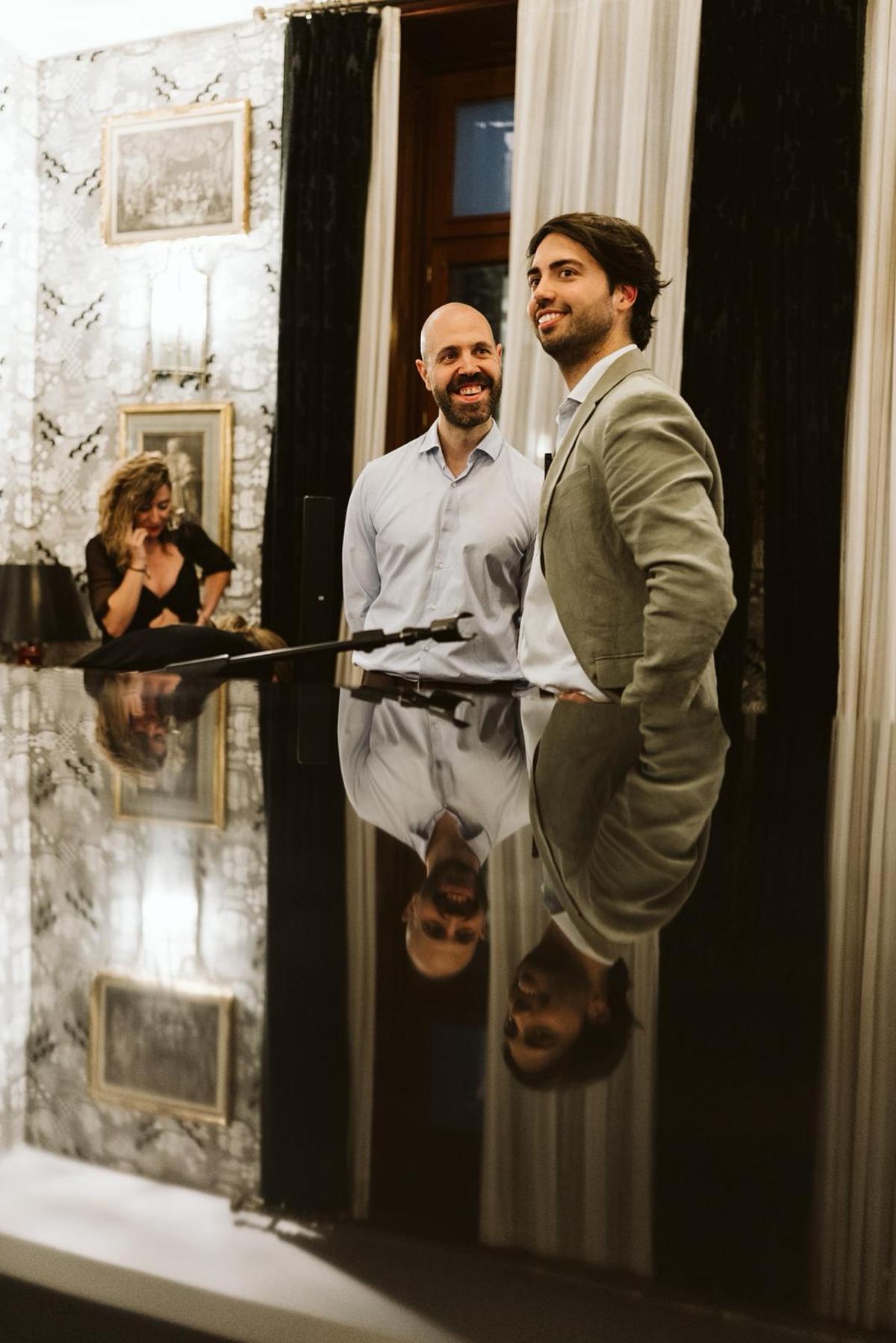 El abogado Alejandro Tena junto a su hermano José.