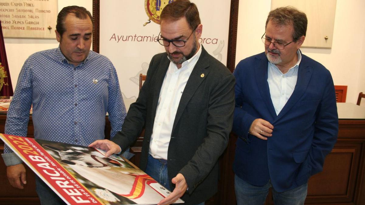 Emilio Gómez, Diego José Mateos y Antonio Navarro contemplan el cartel de Fericab.