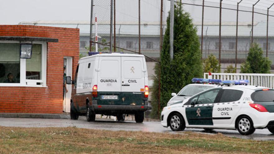 Vehículos de la Guardia Civil ante el penal de Teixeiro. / EFE / E.Trigo