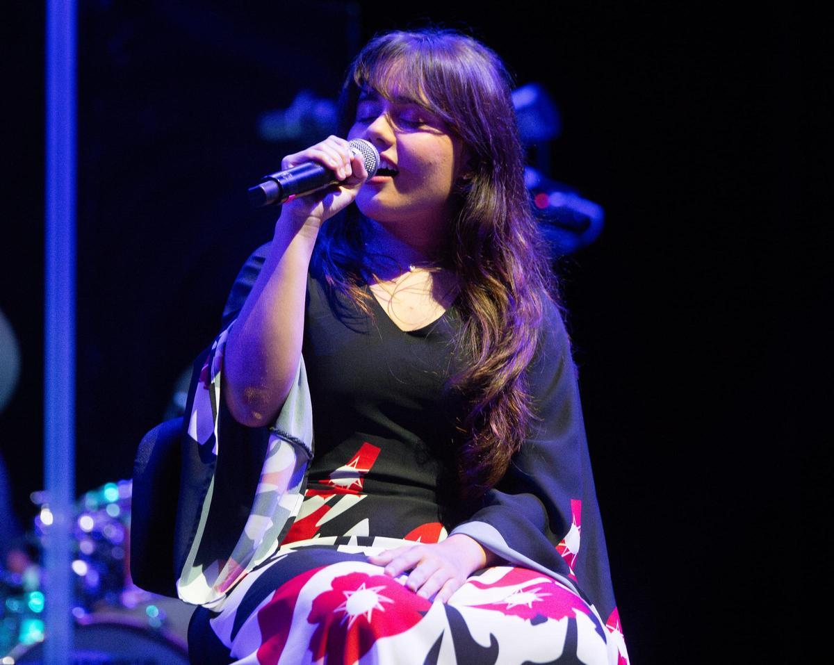 Malva Rodríguez, hija de Silvio Rodríguez, durante la actuación en Murcia