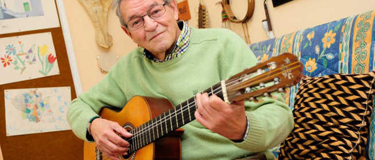 Emilio Gómez, director de &#039;Parranda&#039;, con su inseparable guitarra en su estudio de la capital grancanaria.