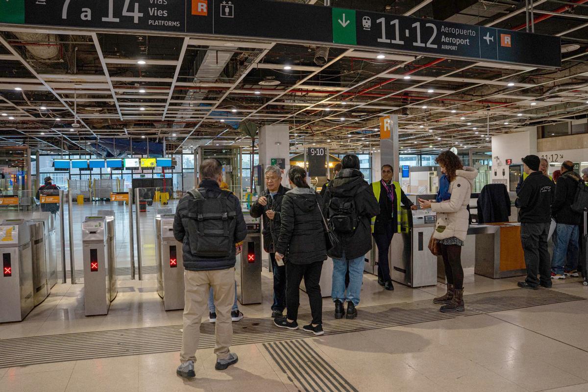 Desconcierto en la estación de Sants tras la suspensión del servicio de Rodalies