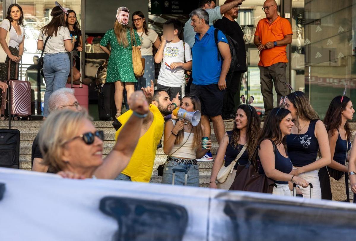 Viajeros recién llegados a Alicante se "suman" a la manifestación de manera irónica, generando malestar entre los concentrados.
