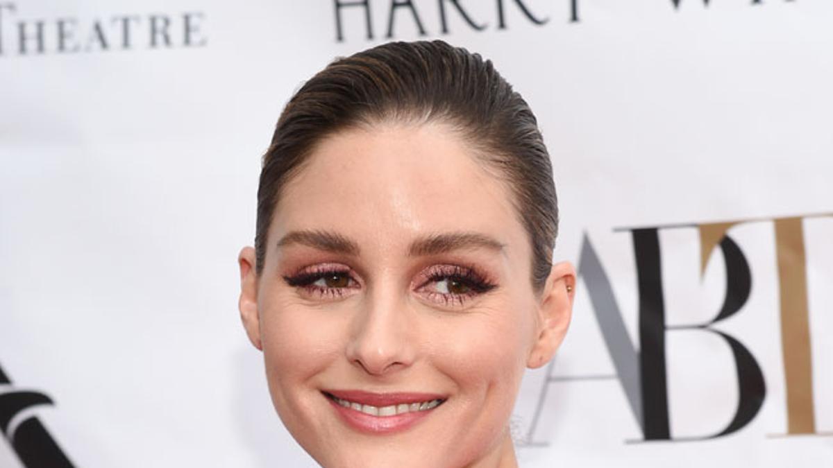 Olivia Palermo con vestido rojo de Valentino y maquillaje de ojos rojos