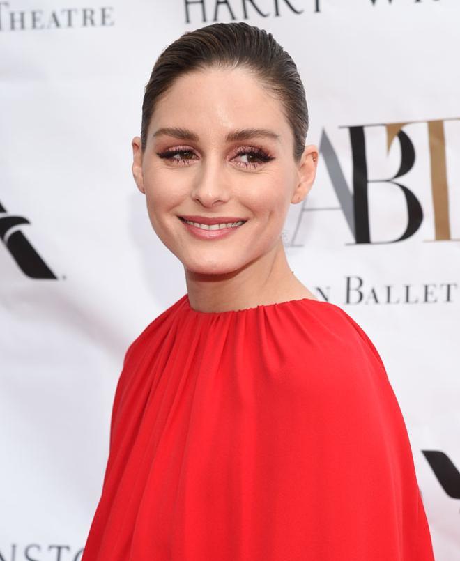 Olivia Palermo con vestido rojo de Valentino y maquillaje de ojos rojos