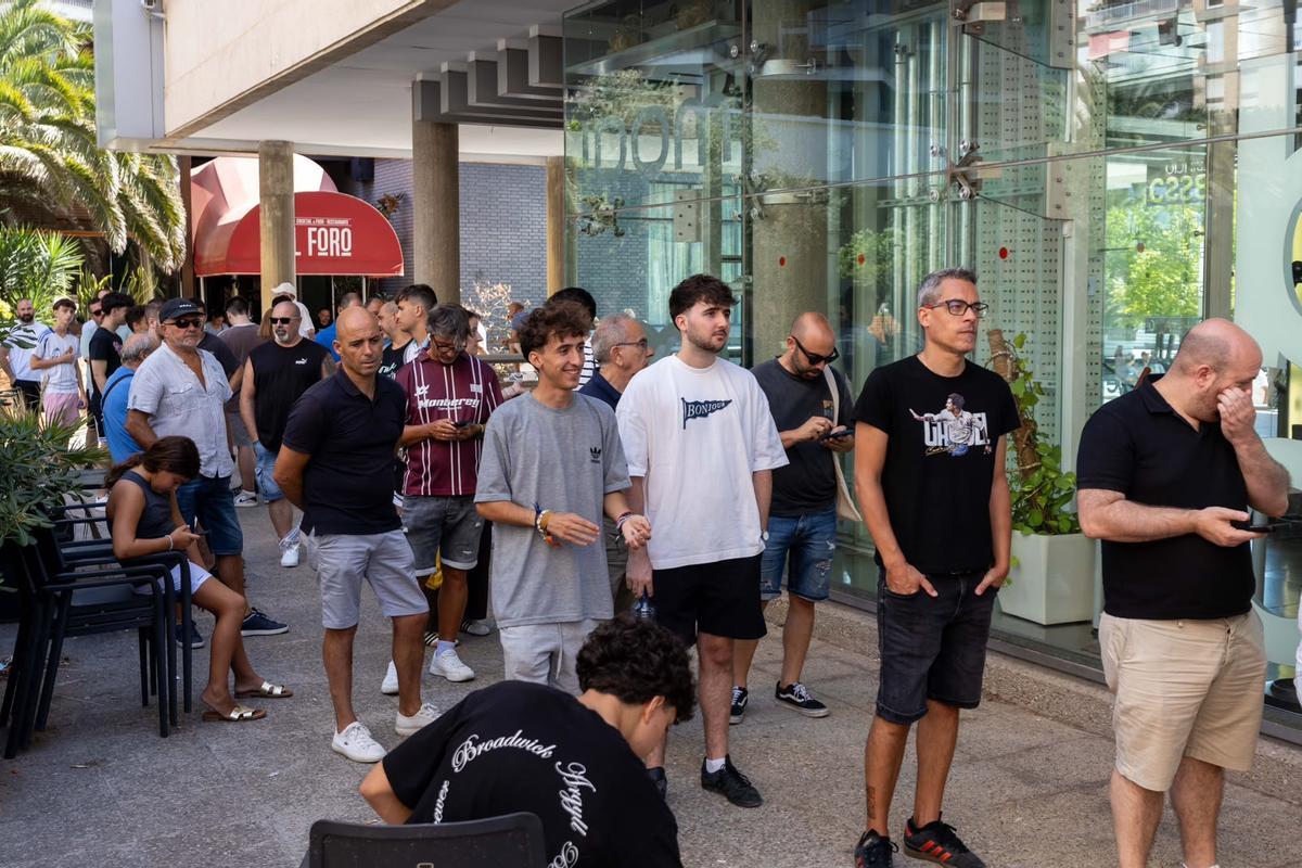 En imágenes | Largas filas en las oficinas del Real Zaragoza en el primer día de alta de nuevos abonados