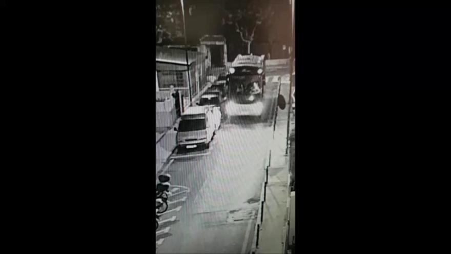 El vídeo del autobús robado de Benidorm derribando motocicletas a su paso por la calle