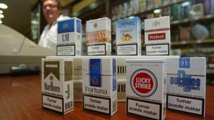 Cajetillas 8 Distintas marcas de cigarrillos en un estanco.