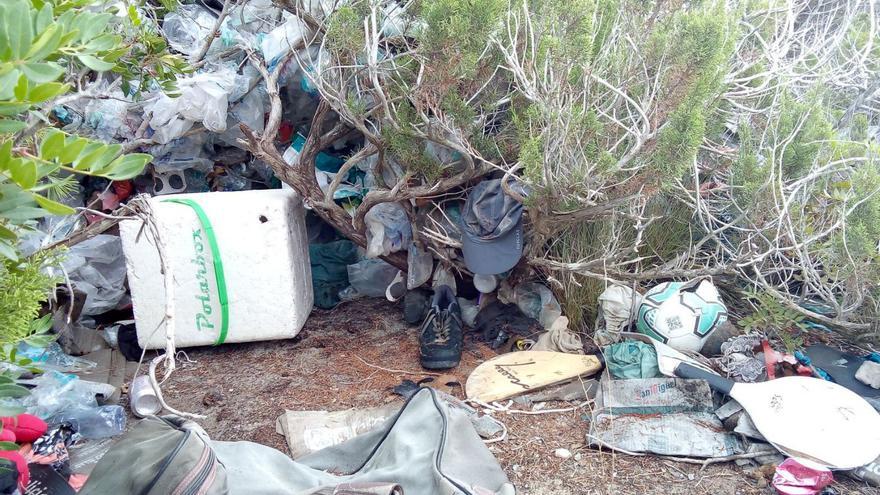 Montañas de basura en el entorno de ses Illetes por la venta ambulante ilegal