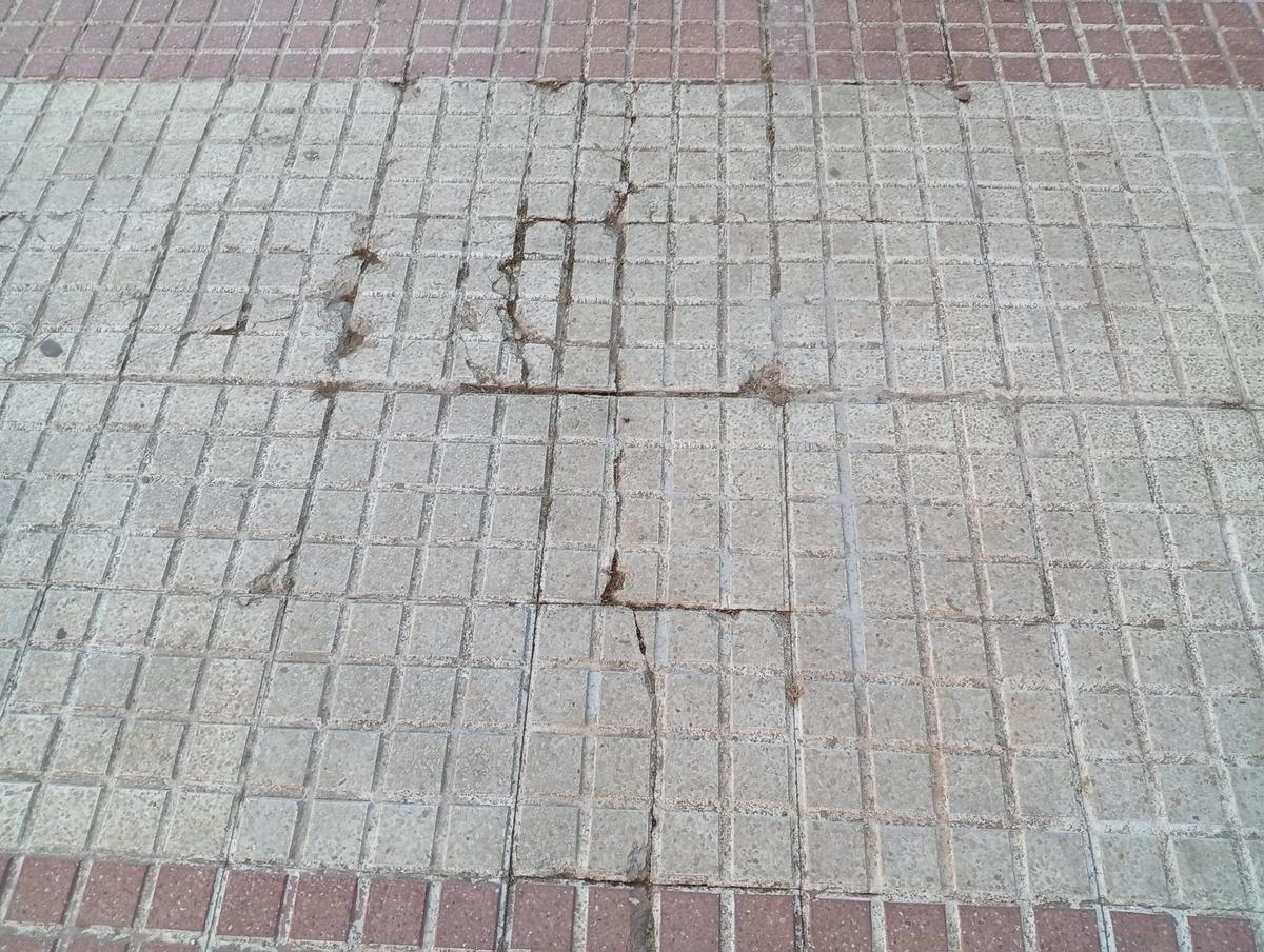 Detalle de un tramo de acera en El Ferial.