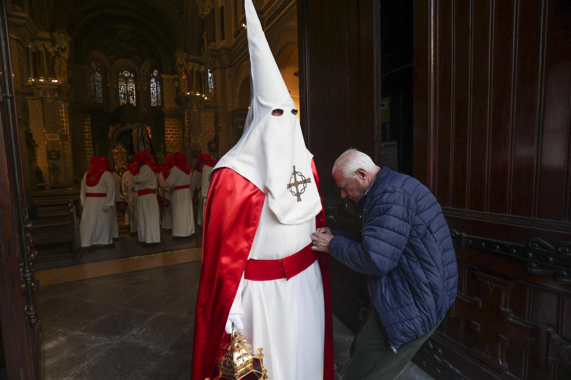 "Toda su vida fue maltratado y finalmente alguien miraba por él": las fotos de la procesión de Jesús Cautivo en Oviedo
