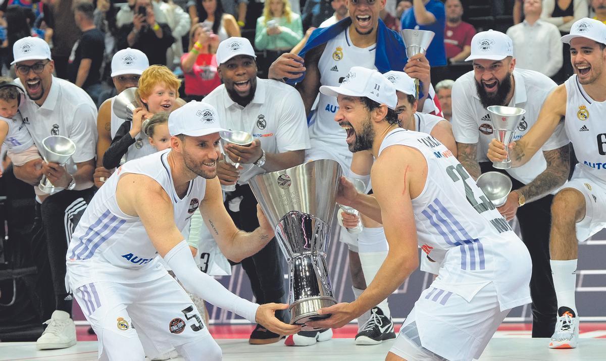 Rudy y Llull levantan el trofeo de campeón de la Euroliga en Kaunas.