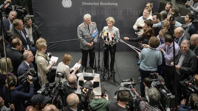 La ministra de Defensa alemana, Ursula von der Leyen, y el general alemán Volker Wieker , máximo responsable de las fuerzas armadas germanas  atienden a los medios el 10 de mayo en Berlín.