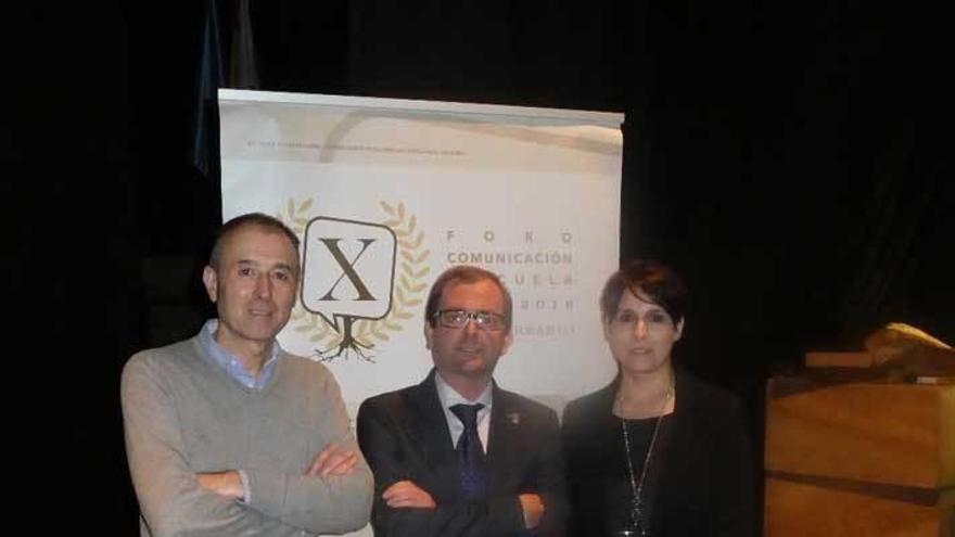 Por la izquierda, el coordinador del Foro, Luis Felipe Fernández; Luis Casteleiro, y la edil de Cultura de Vegadeo, Arancha González.