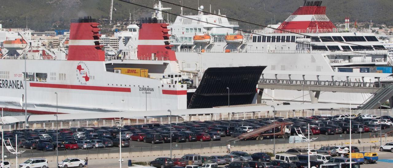 Vehículos estacionados en es Botafoc antes del embarque en un buque.  | J. A. RIERA