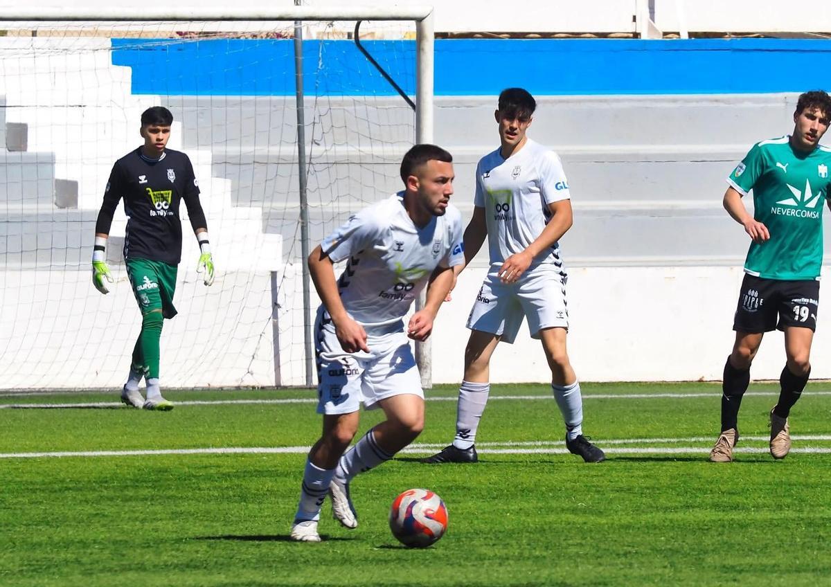 El Olímpic en un partido reciente en el campo de La Murta de Xàtiva.