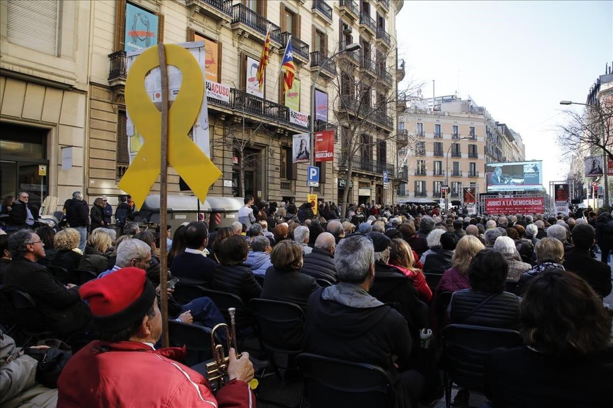 Eexpectación ante la sede de Òmnium Cultural donde se ha instalado una pantalla para seguir la declaración de su presidente, Jordi Cuixart, ante el Tribunal Supremo.