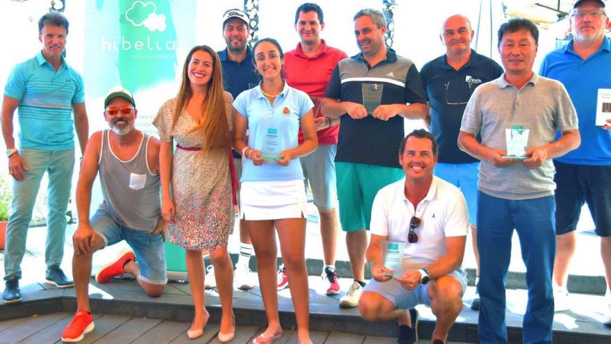 Los jugadores más destacados del torneo Hibelia-Bridgestone Golf Cup, con organizadores y patrocinadores, ayer. | | LP/DLP
