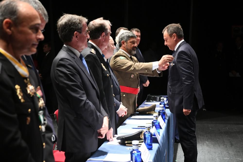 El acto institucional, en el Teatro Rosalía de Castro, ha sido presidido por el Delegado del Gobierno en Galicia.