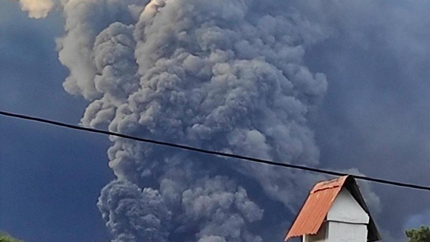 Eyección de ceniza en el volcán de La Palma