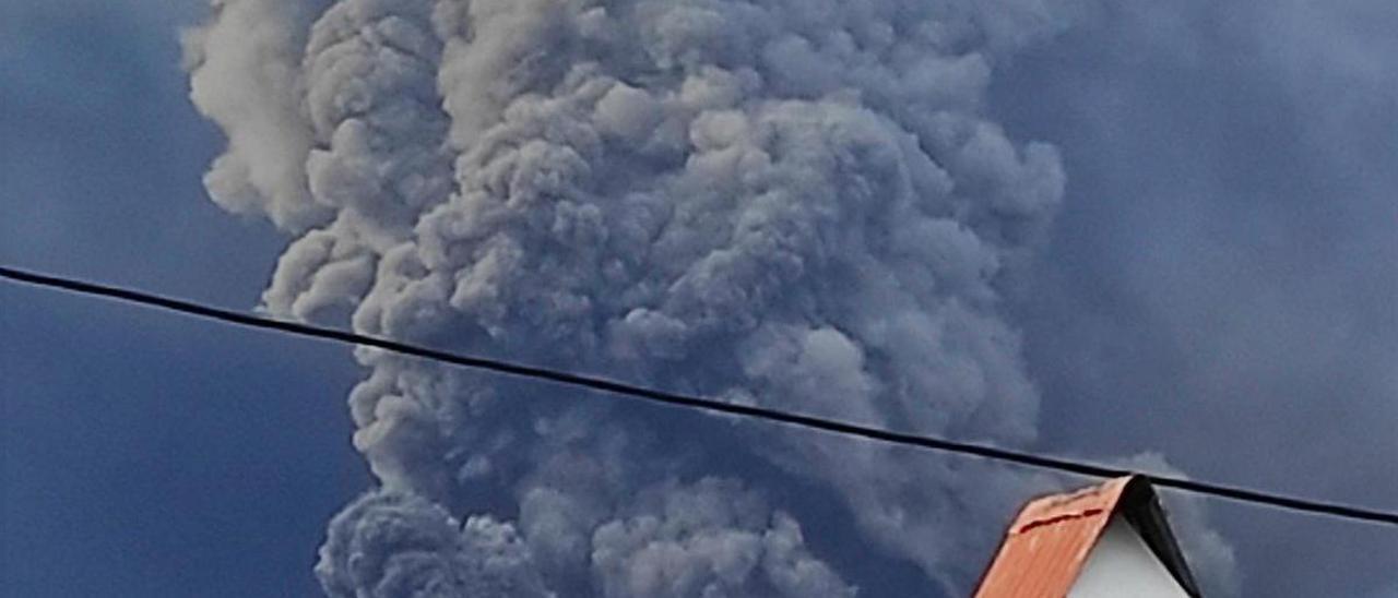 Eyección de ceniza en el volcán de La Palma