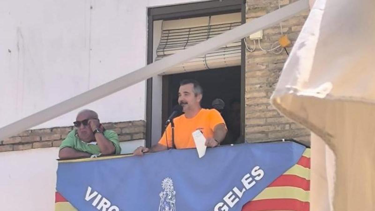 Torralba, en el balcón del Ayuntamiento de Rivas dando el pregón