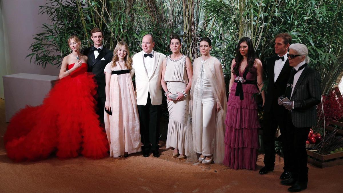 De izquierda a derecha, Beatriz Casiraghi, Pierre Casiraghi, Alejandra de Hannóver, Alberto de Mónaco, Carolina de Mónaco, Carlota Casiraghi, Tatiana Casiraghi, Andrea Casiraghi y Karl Lagerfeld, en el Baile de la Rosa, este sábado.