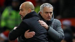 Guardiola y Mourinho se saludan al acabar un partido entre el City y el United en diciembre del 2017.