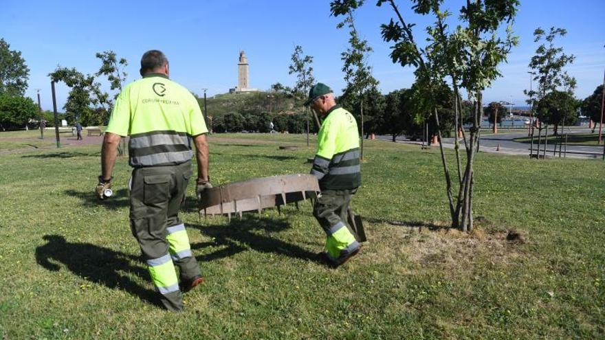 El Concello retira las vallas de hierro de un parque tras herirse un niño