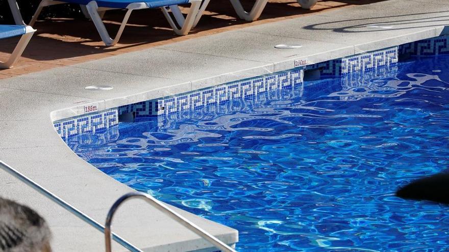 La piscina donde murieron tres personas cumple la normativa, según el club