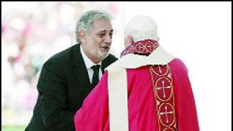 Benedicto XVI saluda al tenor español Plácido Domingo. / stefan zaklin/EFE