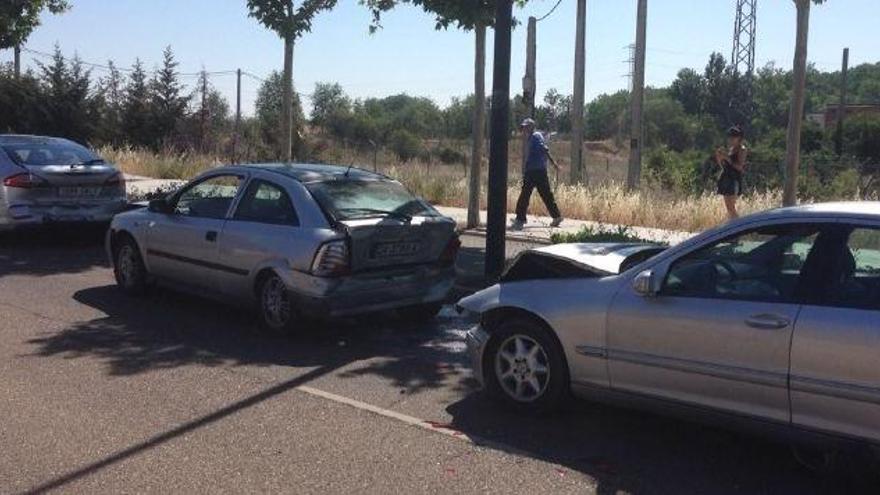 Los tres vehículos implicados en el accidente que se ha producido en la carretera de la Aldehuela de Zamora