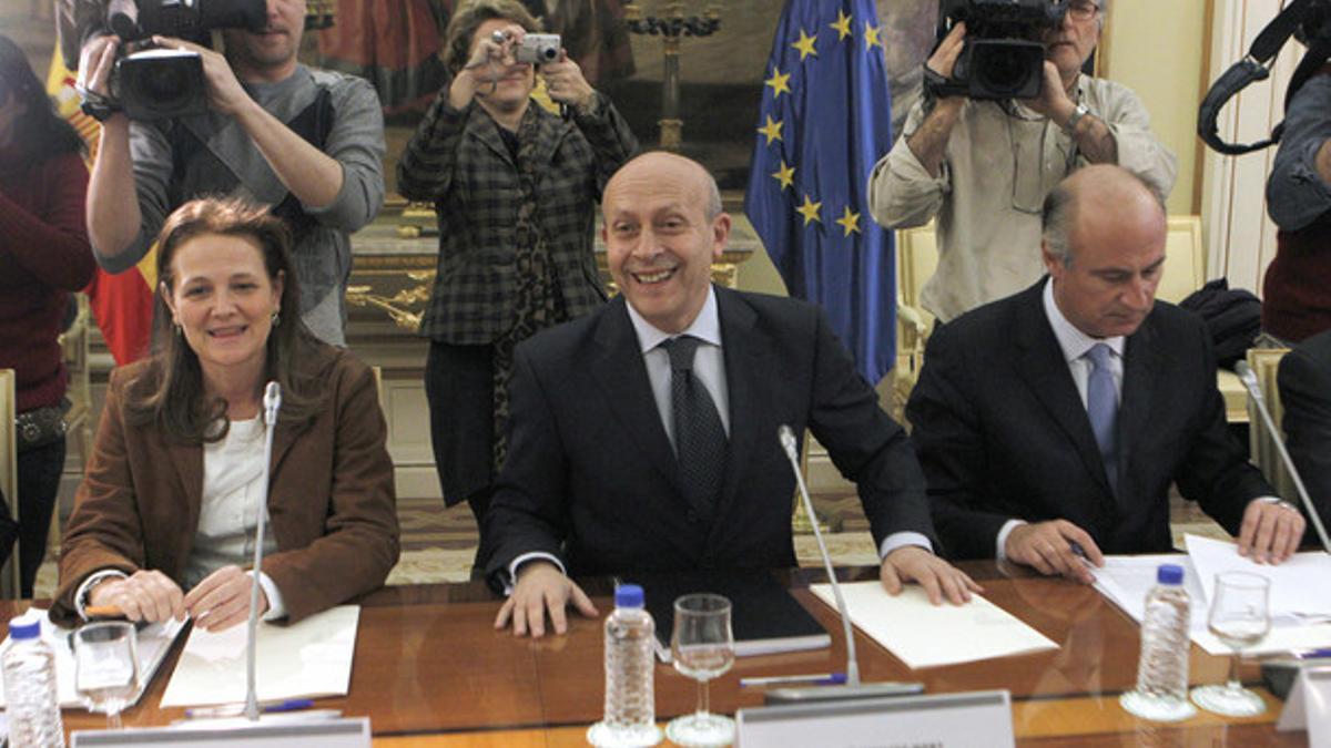 El ministro de Educación, José Ignacio Wert (centro), durante la reunión con los consejeros autonómicos.