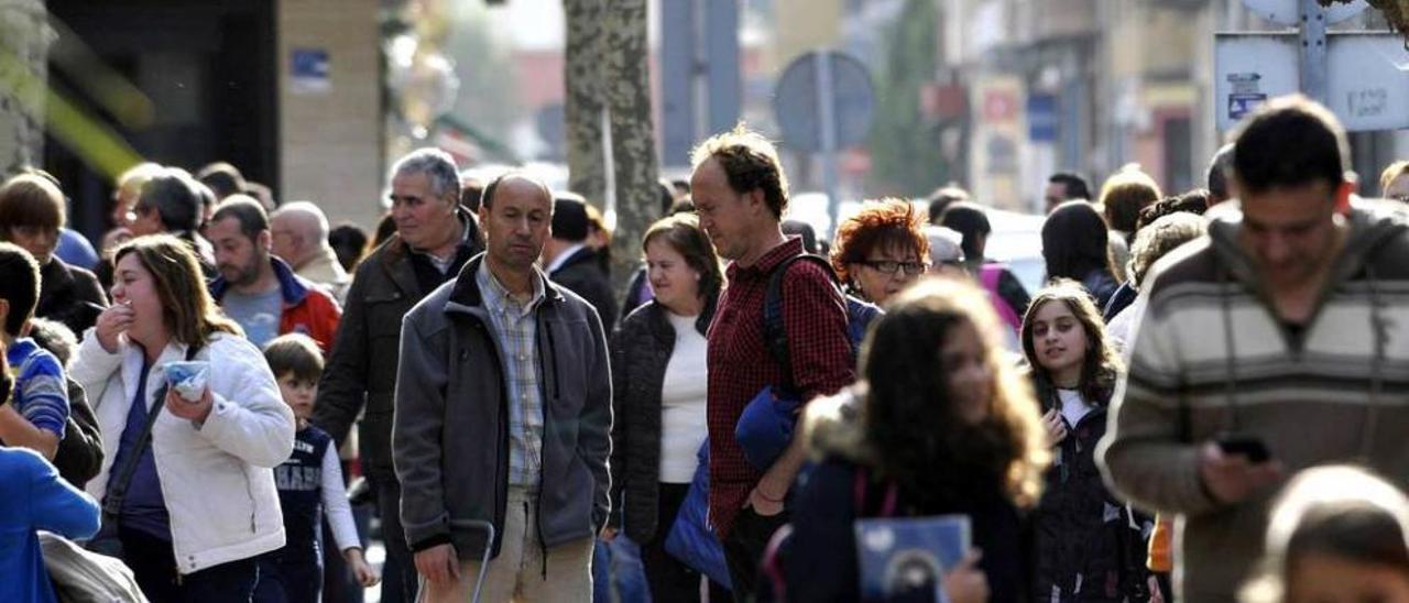 Vecinos de Mieres a la salida de un colegio en el centro del casco urbano.