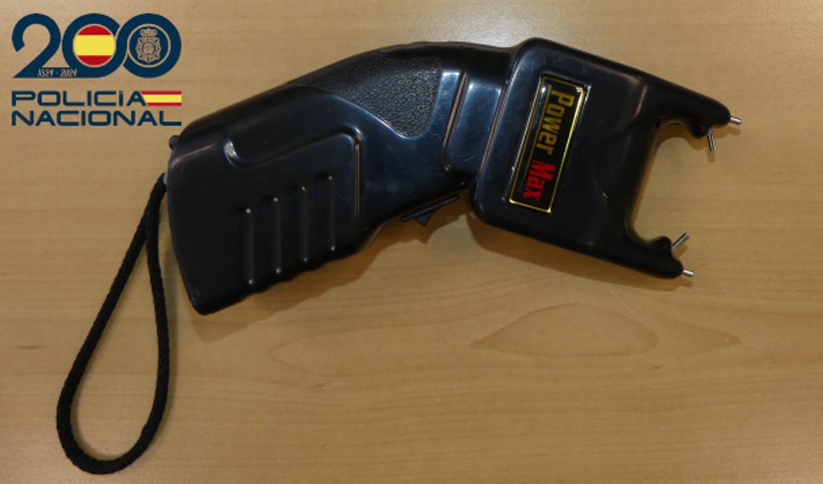 La pistola táser intervenida por la Policía en Menorca.