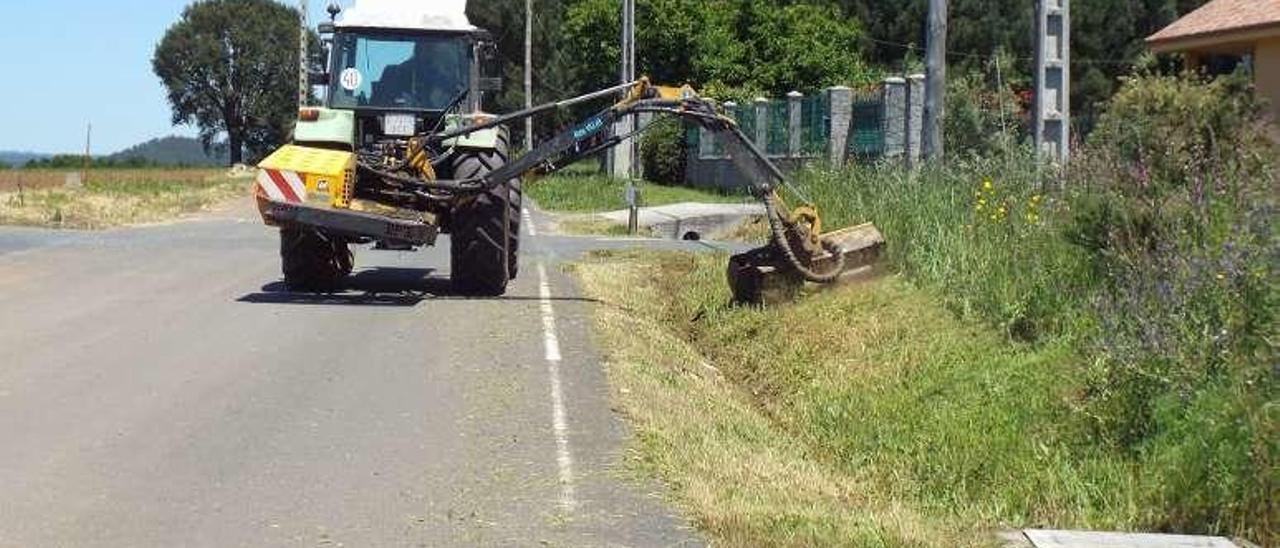 Comienza la campaña de desbroces del rural |  El Concello de Silleda ha puesto en marcha la campaña anual de desbroces en pistas municipales. Los trabajos comenzaron el martes en Pazos y se harán extensivos a otras parroquias siguiendo el calendario de fiestas de cada una. El edil de Obras, Klaus Brey, subraya el &quot;esfuerzo&quot; de los operarios municipales, que trabajan en turnos de mañana y tarde para atender a tiempo la demanda de limpieza con un solo tractor, mientras no se efectúa la compra del nuevo y de las dos desbrozadoras de brazo. Además, el gobierno aclara al Partido Popular que el desbroce de los márgenes de la N-525 es competencia del Ministerio de Fomento.