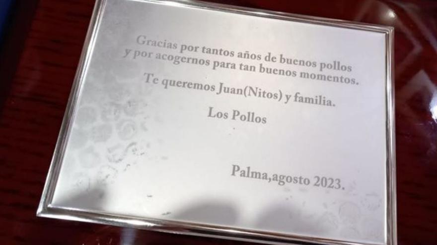 Nitos es el restaurante favorito de Felipe VI en Palma. El Rey en persona le entregó esta placa de reconocimiento en agosto.