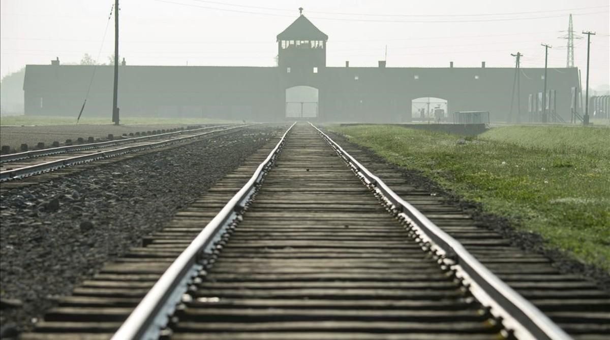 Foto de la vía ferroviaria que conduce al campo de concentración nazi de Auschwitz (Polonia), este viernes.