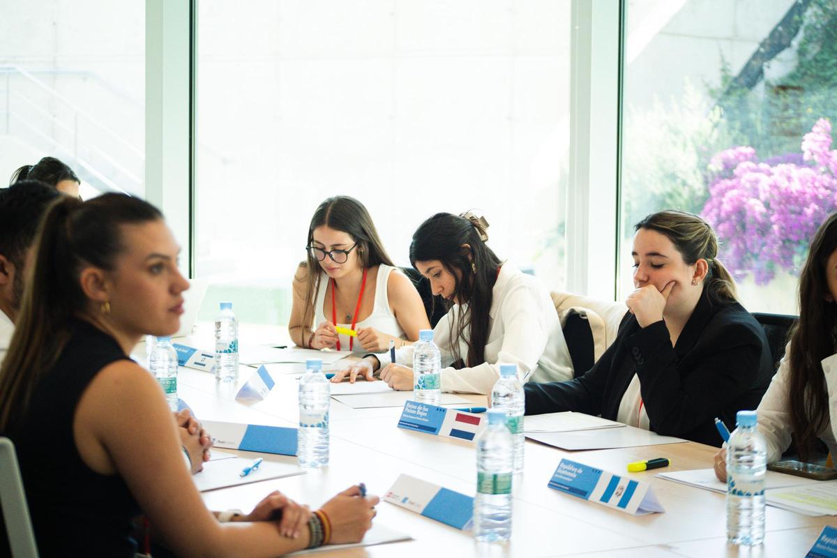 Estudiantes de la UE compiten en desafíos de marketing junto a universidades europeas en la International Marketing Week