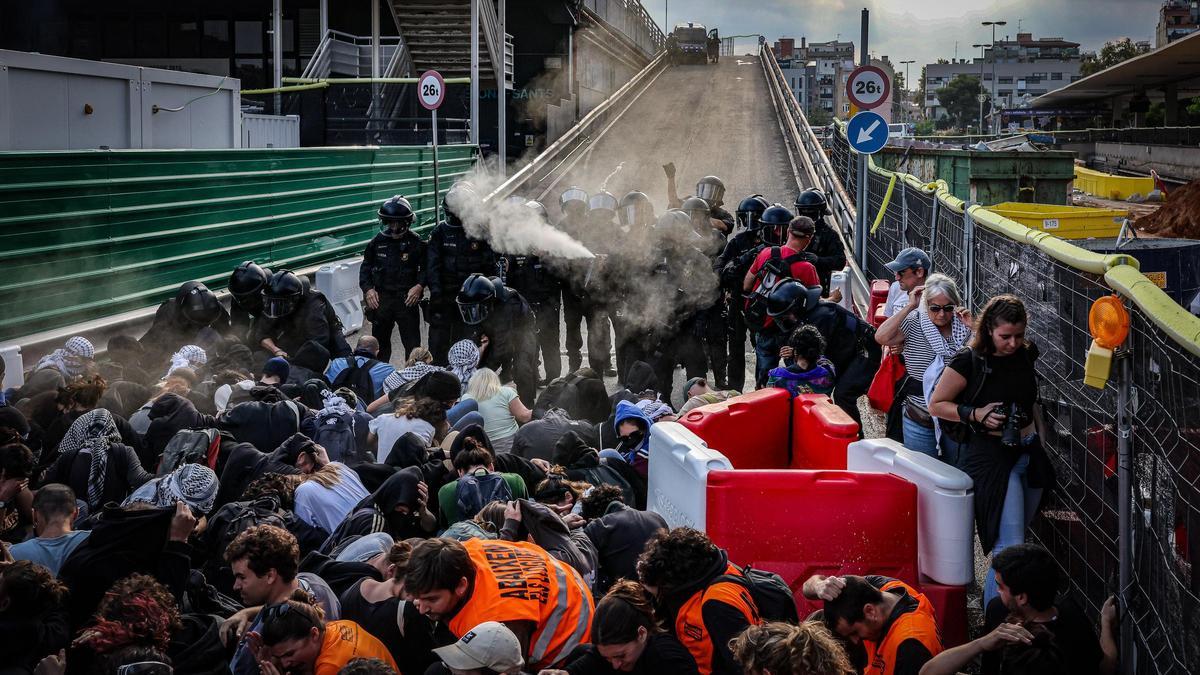Els Mossos ruixen amb gas pebre els manifestants a l'estació de Sants