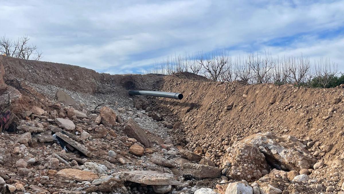 Conducciones de agua dañada por la riada el 29 de octubre.